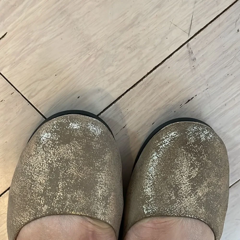 FS/NY MADE IN ITALY DISTRESSED PADDED GOLD FLATS.   NEW